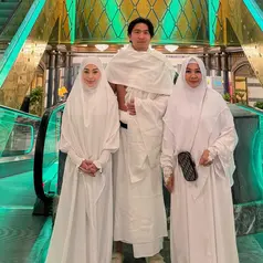 Nikita Willy kali ini menjalankan umrah bersama suami dan ibundanya. Nikita pun tampil dengan abaya putih senada dengan bergo. [@yorafebrina]