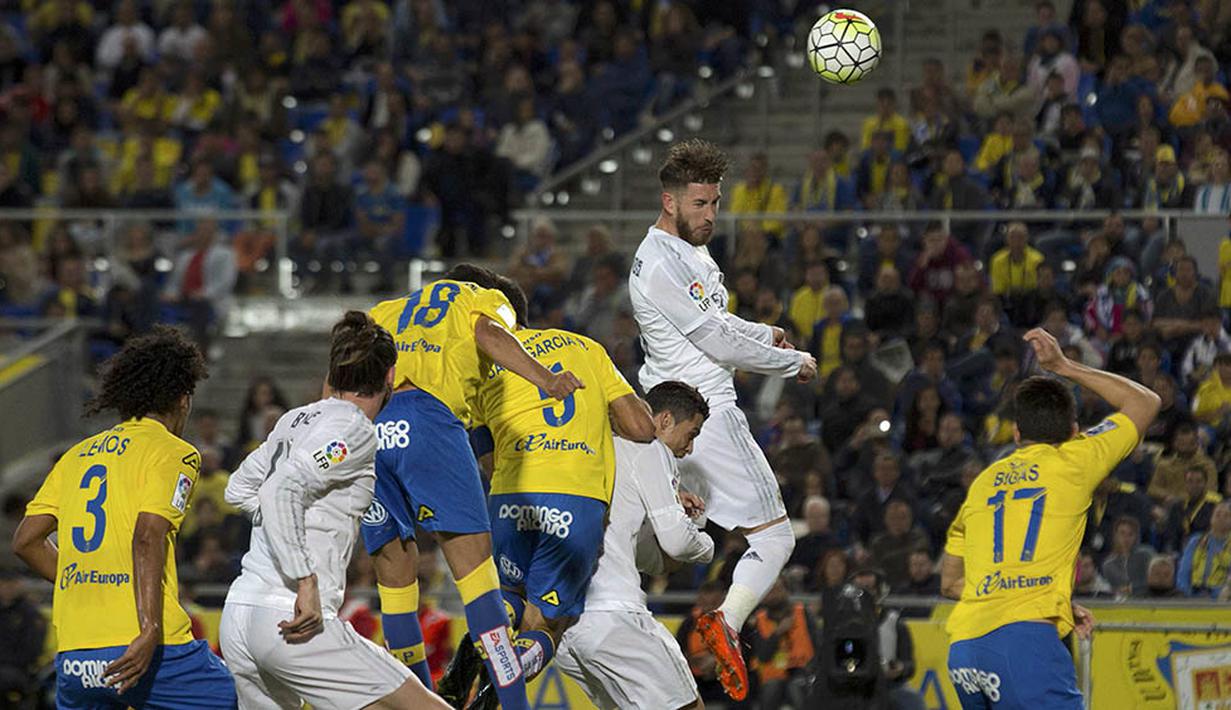 Proses terjadinya gol yang dicetak oleh bek Real Madrid, Sergio Ramos, ke gawang Las Palmas. Real Madrid unggul 1-0 melalui gol dari Sergio Ramos pada menit ke-24. (Reuters/Borja Suarez)