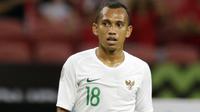 Striker Timnas Indonesia, Irfan Jaya, mengamati rekannya saat melawan Singapura pada laga Piala AFF 2018 di Stadion Nasional, Singapura, Jumat (9/11). Singapura menang 1-0 atas Indonesia. (Bola.com/M. Iqbal Ichsan)