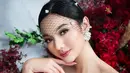 Serta dipermanis dengan aksesori  bridal net dan anting-anting.