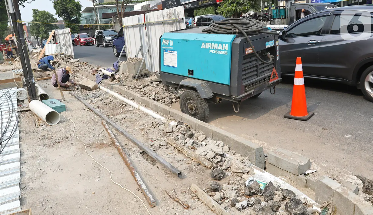 Suasana proyek revitalisasi trotoar di kawasan Kemang, Jakarta Selatan, Selasa (15/10/2019). Pemerintah Provinsi DKI menargetkan pelebaran dan penataan trotoar ini akan rampung pada Desember 2019. (Liputan6.com/Herman Zakharia)