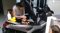 Kocak, Emak-Emak Mandikan Anak di Bagasi Yamaha NMax