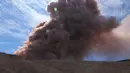 Penampakan abu vulkanik melambung ke langit saat Gunung Berapi Kilauea meletus di Big Island Hawaii, (3/5). Badan Survei Geologi Amerika Serikat (USGS) melaporkan erupsi terjadi sekitar pukul 16.45 sore waktu setempat. (Survei Geologi AS via AP)