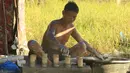 Seorang pekerja menambahkan bubuk mesiu ke dalam silinder karton untuk membuat kembang api di dalam pondok di kota Bocaue, provinsi Bulacan, Filipina, (26/12/2015) Desember 2015. (REUTERS/Romeo Ranoco)