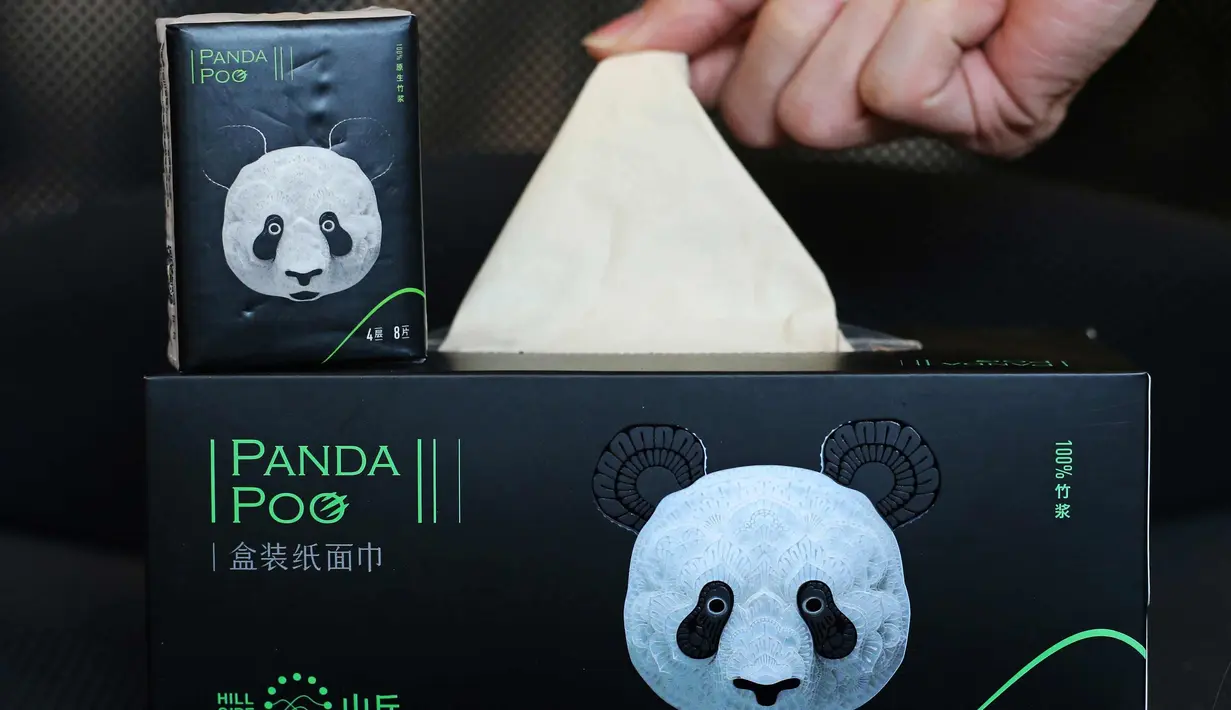 Seseorang mengbambil tisu yang terbuat dari kotoran panda dan sisa makanan terliha di Chengdu, provinsi Sichuan, China (18/12). Tisu ini dibuat oleh Qianwei Fengsheng Paper Company dan bekerjasama dengan Pusat Konservasi dan Penelitian China. (AFP Photo)