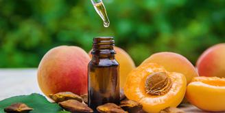 Apricot Kernel Oil aman untuk semua jenis kulit, karena sangat kaya akan vitamin A yang menutrisi dan menghidrasi kulit. Oil ini juga membantu menghaluskan dan menenangkan iritasi bagi kulit sensitif. Foto: Shutterstock.