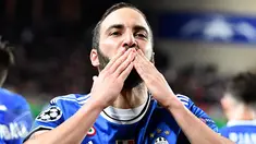 Penyerang Juventus, Gonzalo Higuain melakukan selebrasi usai mencetak gol ke gawang AS Monaco pada leg pertama semifinal Liga Champions di stadion Louis II, Monaco (4/5). Juventus menang atas tuan rumah Monaco dengan skor 2-0. (AFP Photo/Franck Fife)