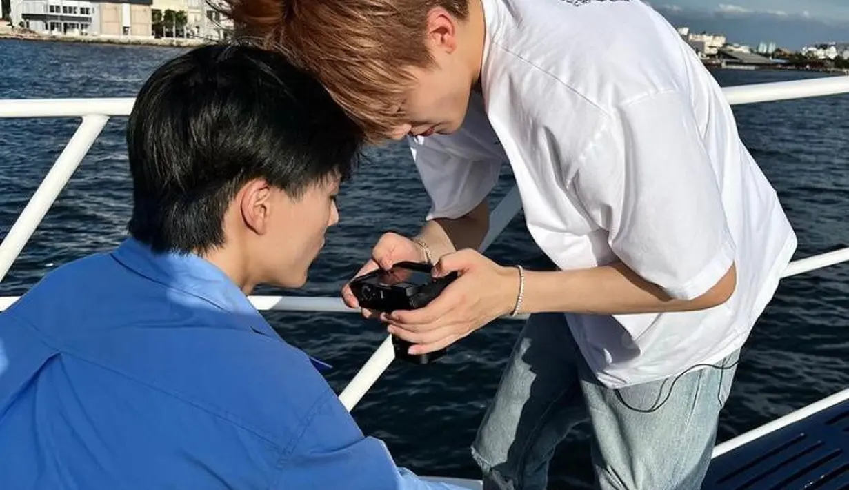 Lain dari yang lain, lead rapper vokalis dan visual NCT Dream, Jaemin malah sibuk dengan kameranya. Di momen ini, dia tampil santai mengenakan kaos dan celana jeans. (Instagram/na.jaemin0813).