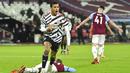 Penyerang Manchester United, Mason Greenwood, melakukan selebrasi usai mencetak gol ke gawang West Ham United pada laga Liga Inggris di Stadion London, Minggu (6/12/2020). Setan Merah menang dengan skor 1-3. (Justin Setterfield/Pool Via AP)