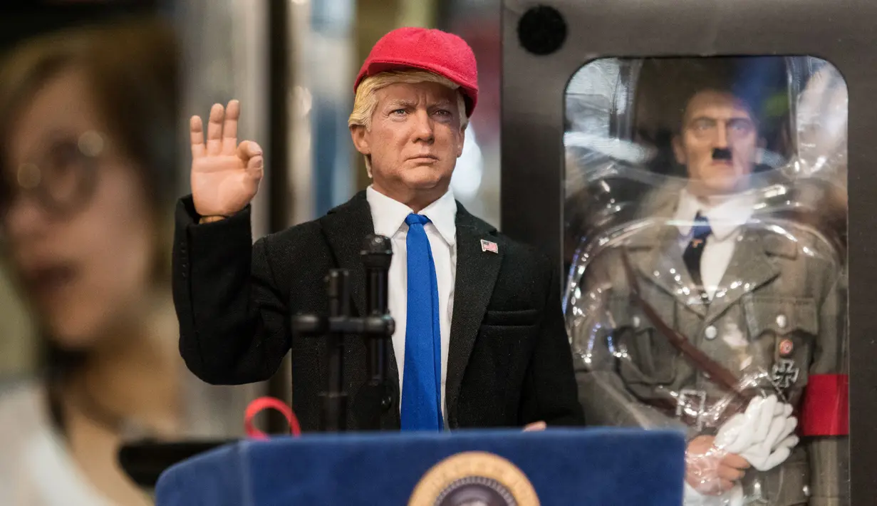 Boneka Presiden AS Donald Trump saat pidato di toko mainan, Hong Kong (3/2). Pembuat boneka di Hong Kong yang sering menciptakan boneka pemimpin dunia yang kontroversial telah membuat boneka Donald Trump. (AFP Photo/Anthony Wallace)