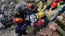 Tim penyelamat mengevakuasi seorang gadis Suriah berusia 12 tahun, Cudi, dari puing-puing bangunan yang hancur di Hatay, Turki, setelah gempa berkekuatan 7,8 melanda tenggara negara itu, Minggu (12/2/2023). Hatay, yang berbatasan dengan barat laut Suriah adalah provinsi terparah di Turki yang terkena gempa dahsyat.  (Photo by Yasin AKGUL / AFP)