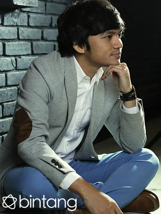 Calvin Jeremy terkenal dengan tembang cinta yang manis yang ia bawakan dengan suara merdu dan diiringi oleh instrumen yang mengalun indah. (Fathan Rangkuti/Bintang.com)