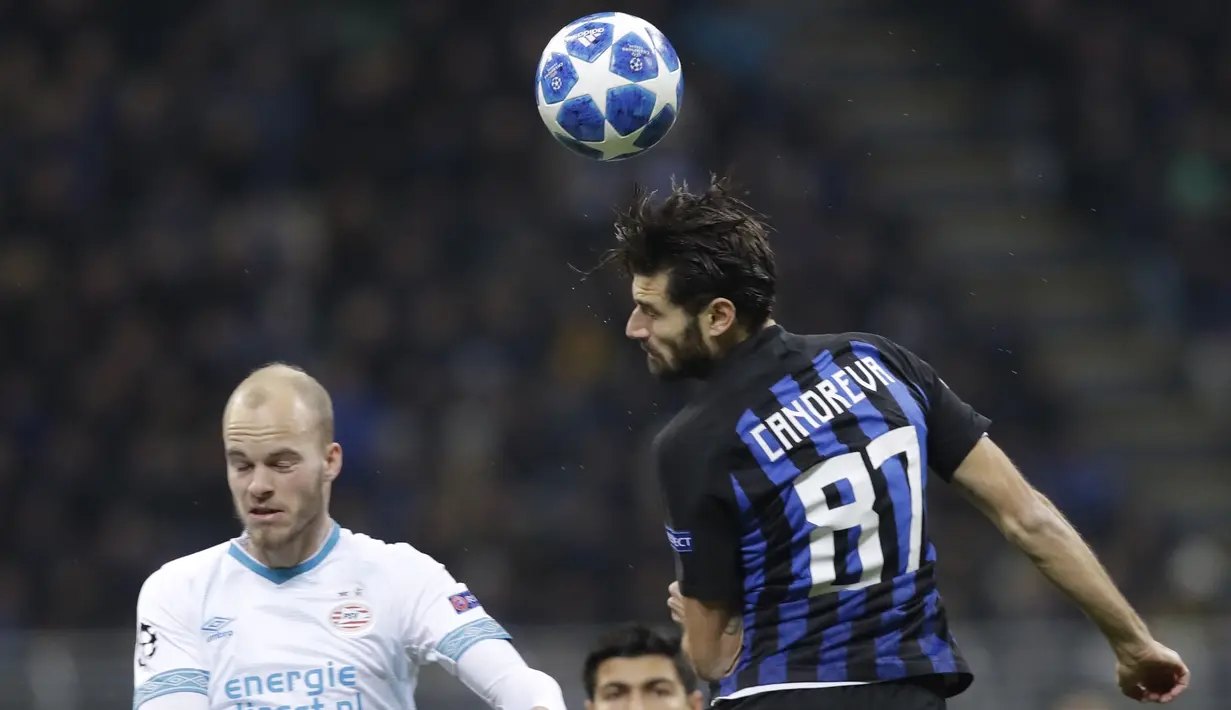 Gelandang Inter Milan, Antonio Candreva, duel udara dengan pemain PSV Eindhoven, Jorrit Hendrix, pada laga Liga Champions di Stadion San Siro, Italia, Selasa (11/12). Kedua tim bermain imbang 1-1. (AP/Luca Bruno)