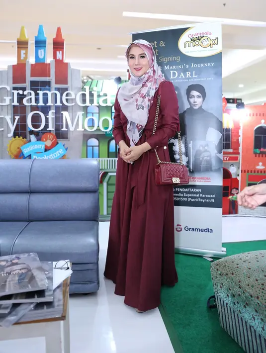 Inneke Koesherawati, sahabat Marini Zumarnis ini diperiksa sebagai saksi. Dikabarkan, ia meninggalkan gedung KPK pada pukul 21.00 WIB. Tak berkata sedikit pun, Inneke hanya menangis sambil menuju ke mobilnya. (Adrian Putra/Bintang.com)