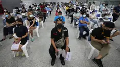 Warga menunggu untuk menerima suntikan vaksin COVID-19 Pfizer di pusat vaksinasi di Bangkok, Thailand, Jumat (4/2/2022). (AP Photo/Sakchai Lalit)