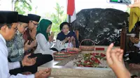 Presiden ke-5 RI Megawati Soekarnoputri berdoa di makam Bung Karno di Blitar