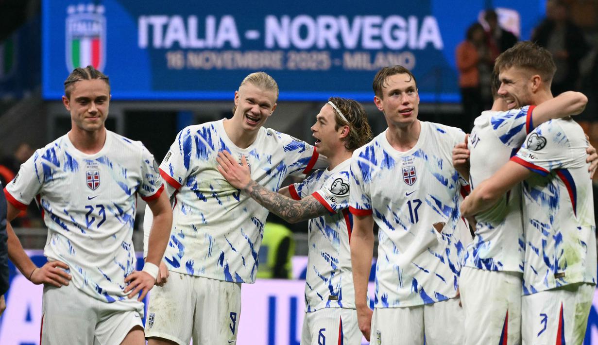 Pemain Timnas Norwegia, Thelo Aasgaard, Erling Braut Haaland, Patrick Berg, dan Torbjorn Lysaker Heggem merayakan kemenangan mereka di akhir pertandingan kualifikasi Piala Dunia 2026 zona Eropa melawan Italia, di Stadion San Siro, Milan, pada 16 November 2025. Mengalahkan Italia dengan skor 4-1 pada pertandingan terakhir Grup I Kualifikasi Piala Dunia 2026 zona Eropa, Timnas Norwegia memastikan tiket lolos ke Piala Dunia 2026. (Alberto PIZZOLI/AFP)