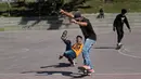 Remaja Palestina, Mohammad Al-Sawalhe dan Mustafa Sarhan mempraktekkan keterampilan rollerblade dan skating di sebuah pelabuhan di Gaza, 10 Maret 2019. Mengambil nama Gaza skate team, kelompok beranggotakan 20 remaja itu menggelar latihan mingguan yang dipandu dua pelatih. (REUTERS/Mohammed Salem)