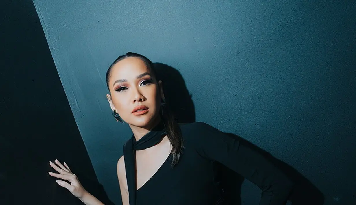 Tampilan stage BCL satu ini juga nggak kalah menawan. Ia tampil bold dengan dress midi-skirt model bodycon serba hitam. [@itsmebcl]