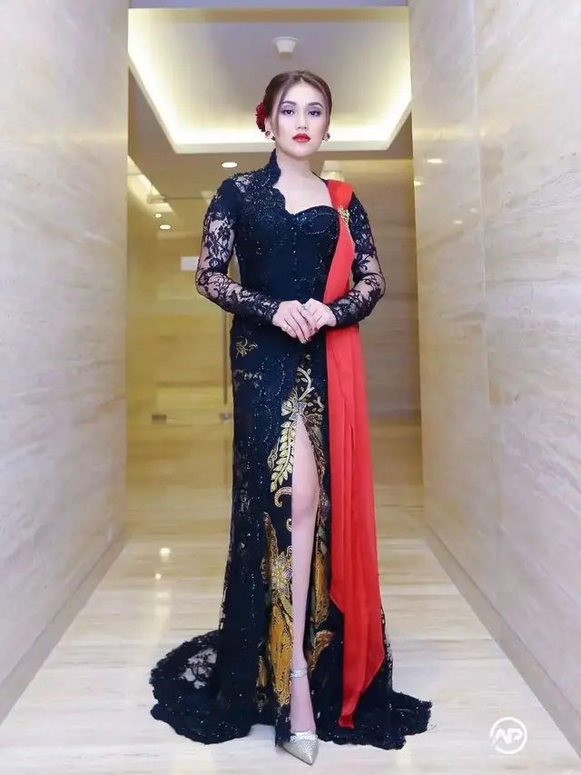 10 Ide Style Elegan Pakai Kebaya dan Rok Lilit ala Artis, Shenina Cinnamon-Prilly Latuconsina