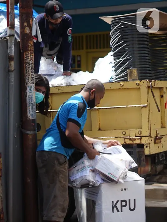 Petugas mendistribusikan logistik kotak suara Pilkada Depok 2020 di sejumlah RW Kecamatan Beji, Depok, Jawa Barat, Selasa (8/12/2020). Total, ada 4.049 kotak suara yang sedang didistribusikan ke TPS setempat dan di dalamnya terdapat 1.262.051 lembar surat suara. (Liputan6.com/Immanuel Antonius)