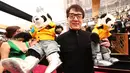 Aksi aktor laga berusia 62 tahun itu tak luput dari jepretan kamera awak media. Dalam foto, ia membawa boneka panda dua yang dengan jaket kuning. Seperti diketahui, di tempat kelahirannya, ia dinobatkan sebagai duta panda. (AFP/Bintang.com)
