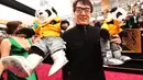 Aksi aktor laga berusia 62 tahun itu tak luput dari jepretan kamera awak media. Dalam foto, ia membawa boneka panda dua yang dengan jaket kuning. Seperti diketahui, di tempat kelahirannya, ia dinobatkan sebagai duta panda. (AFP/Bintang.com)