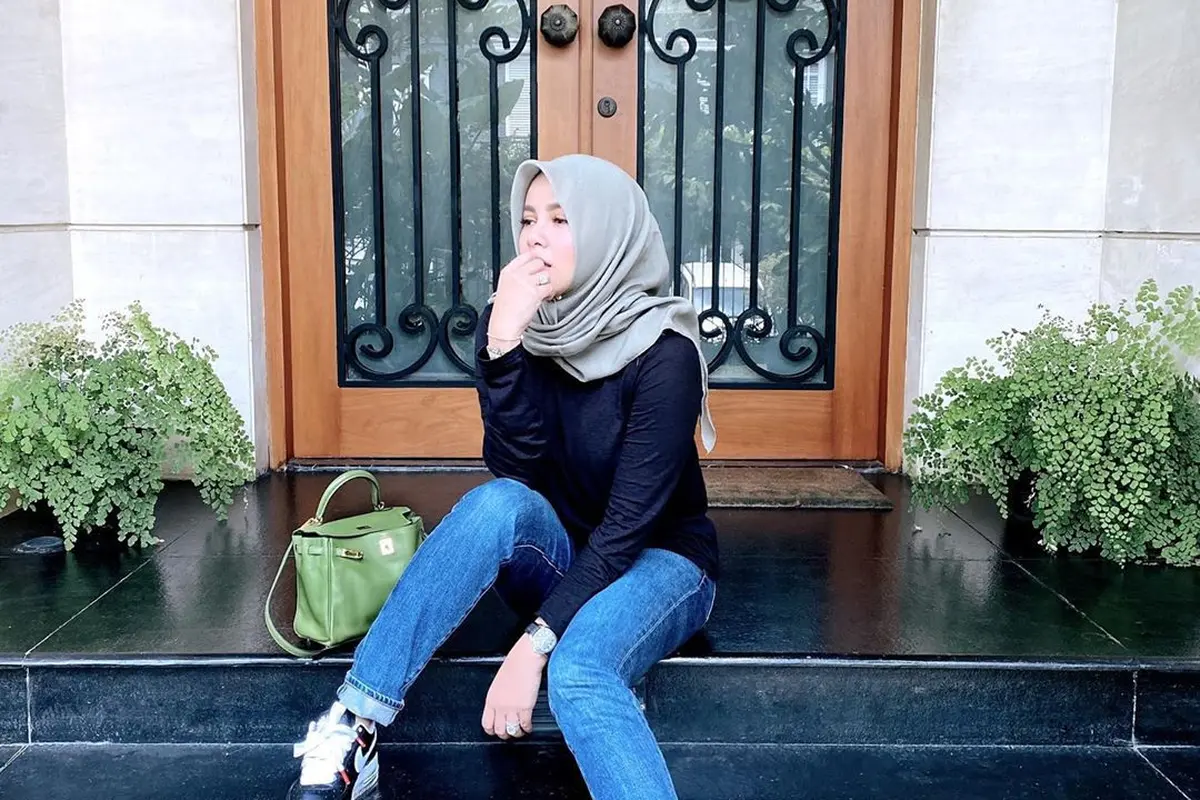 7 Potret Sudut Rumah Olla Ramlan, Bernuansa Klasik Penuh Ornamen Kayu