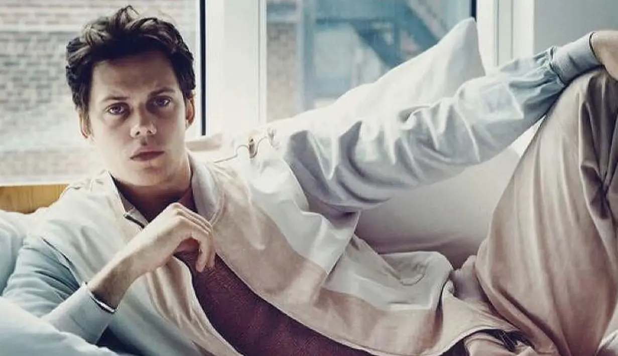 Aktor yang bernama lengkap Bill Istvan Günther Skarsgård ini lahir di Vällingby, Swedia pada 9 Agustus 1990. (Liputan6.com/IG/@billskarsgard_)