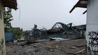 Rumah warga di Kecamatan Mauk, Kabupaten Tangerang, Banten yang rusak dihantam angin puting beliung, Kamis (12/12/2019). (Liputan6.com/Pramita Tristiawati)
