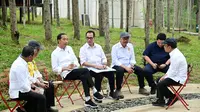 Presiden Joko Widodo (Jokowi) sarapan di IKN Nusantara dengan sejumlah menteri. (Sekretariat Presiden)