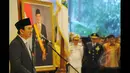 Gubernur DKI Jakarta Basuki Tjahaja Purnama menyalami para pejabat eselon di lingkungan Pemerintah Provinsi (Pemprov) DKI usai acara pelantikan di aula Gedung Blok G, kompleks Balai Kota, Kamis (22/1/2015). (Liputan6.com/Herman Zakharia)