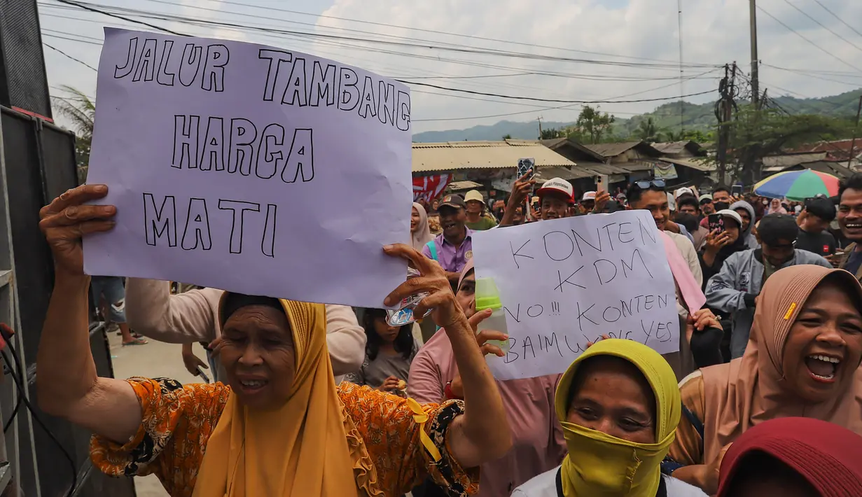 Sanksi berupa penutupan sementara aktivitas tambang. Penutupan salah satunya dikarenakan truk tambang tidak mematuhi aturan dan masih melintasi jalan yang baru saja diperbaiki. (merdeka.com/Arie Basuki)