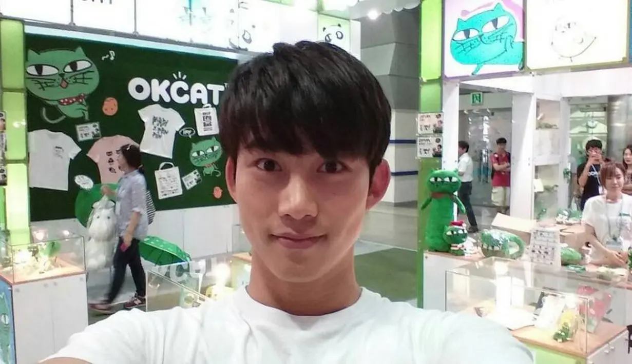 Taecyeon 2PM mempunya lini fashion yang bernama Okcat. Lini fashion ini bertema kucing. Okcat sendiri mengelaurkan fashion seperti pakaian dan gelas bergambar kucing. (Foto: allkpop.com)
