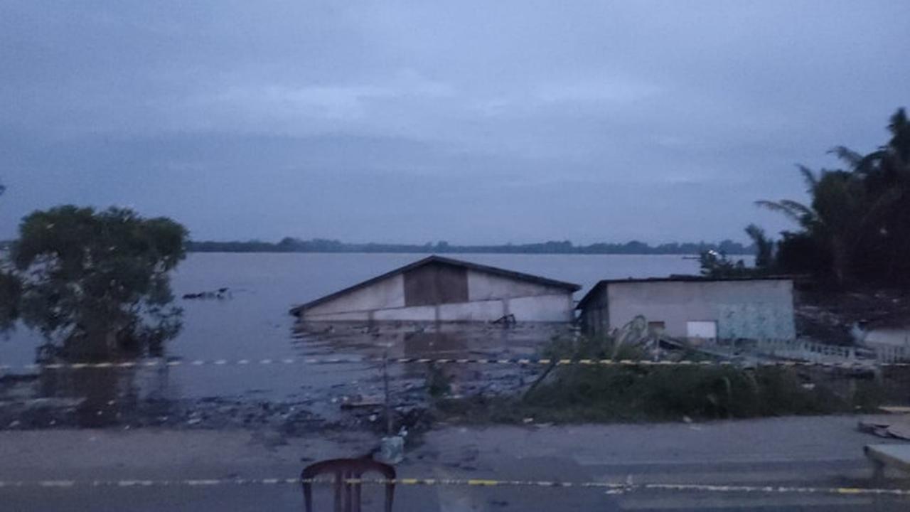 Kondisi rumah ambles karena abrasi di sungai Kabupaten Indragiri Hilir.