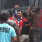 Basuki Tjahaja Purnama atau Ahok menyapa awak media saat tiba di Rutan Cipinang, Jakarta Timur, Selasa (9/5). Majelis hakim memvonis Ahok pidana penjara dua tahun. (Liputan6.com/Helmi Afandi)