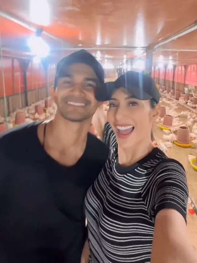 Tyas Mirasih di peternakan ayam suaminya (Instagram/tyasmirasih)