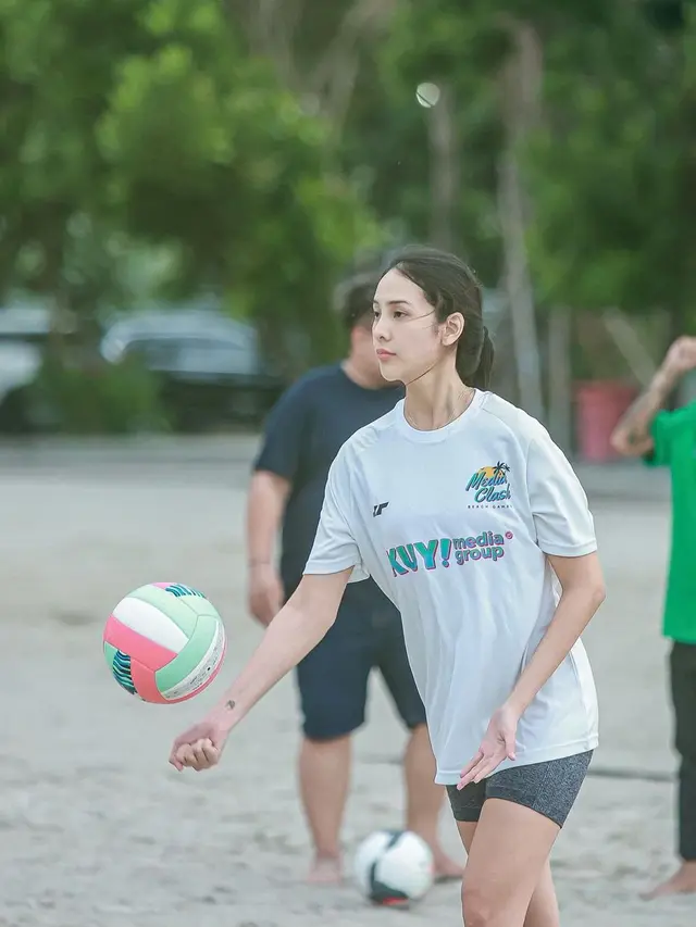 8 Potret Anya Geraldine saat Ikut Pertandingan Voli Pantai, Curi Perhatian