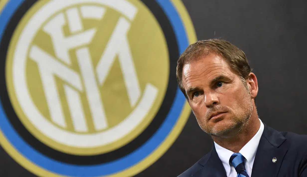 4. Karier kepelatihan Franck de Boer melejit saat menukangi Ajax Amsterdam dengan meraih empat gelar Eredivisie. Kini mantan pemain Barcelona musim 1999-2003 itu sedang menganggur setelah dipecat Inter Milan pada tahun lalu. (AFP/Giuseppe Cacace)