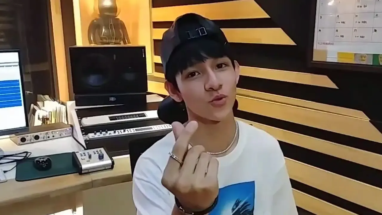 [Bintang] Jelang Debut Solo, Samuel Kim Bagikan Potret Imut