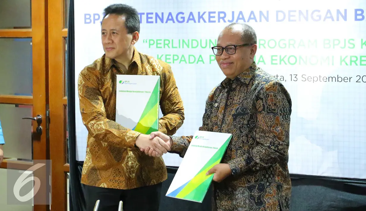 Dirut BPJS Ketenagakerjaan Agus Susanto (kanan) berjabat tangan dengan Kepala Badan Ekonomi Kreatif Triawan Munaf usai menandatangani nota kesepahaman di Jakarta, Rabu (13/9). (Liputan6.com/Angga Yuniar)
