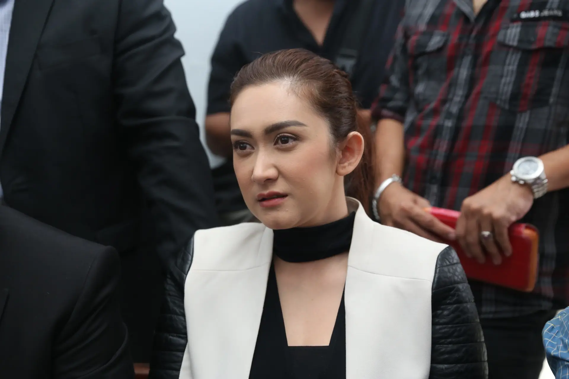 Sekitar pukul 10.00 WIB, Nafa hadir di PN Jakarta Selatan di kawasan Ampera. Wanita berusia 37 tahun ini hadir mengenakan outer berwarna putih yang dipadukan dalaman hitamnya. Kehadirannya pun sangat memukau warga sekitar. (Nurwahyunan/Bintang.com)