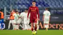 Pemain AS Roma Paulo Dybala menunggu dimulainya pertandingan setelah pemain Sassuolo Andrea Pinamonti mencetak gol pada pertandingan sepak bola Serie A Liga Italia di Stadion Olimpiade, Roma, Italia, 12 Maret 2023. AS Roma kalah dari Sassuolo dengan skor 3-4. (AP Photo/Alessandra Tarantino)