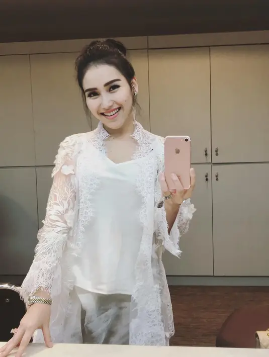 Film yang ia perankan bersama Boy William tersebut memang baru saja tayang di bioskop tanah air pada 15 Juni 2018 lalu. (Foto: instagram.com/ayutingting92)