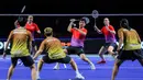 Tim Rockets (merah) berusaha mengembalikan kok ke arah tim Hurricanes (kuning) dalam laga final Badminton XL 2025 di Istora Senayan, Jakarta, Minggu (05/10/2025). (Bola.com/Bagaskara Lazuardi)