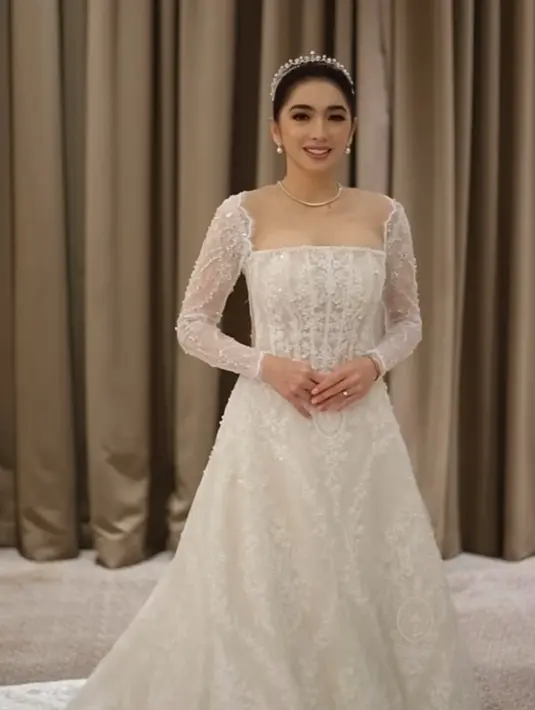 Rambutnya disanggul updo tanpa poni. Serta dihias dengan tiara warna silver. Membuat Angel Karamoy tampil bak putri. [@realangelkaramoy]