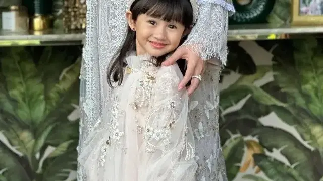 Inspirasi baju lebaran untuk anak (credit: instagram/kartikaputriworld)