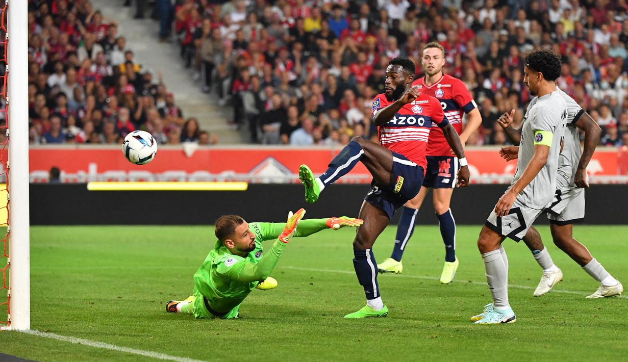 Dua menit kemudian Lille mampu memperkecil kedudukan menjadi 1-5 lewat gol yang dicetak Jonathan Bamba. Ia berhasil menyambar bola muntah hasil tepisan Gianluigi Donnarumma. (AFP/Francois Lo Presti)