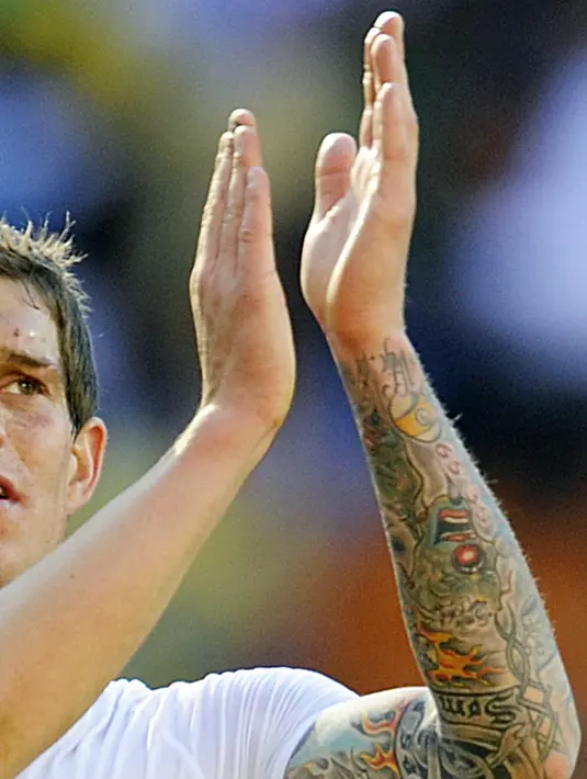 Bek Denmark, Daniel Agger memuji pendukungnya di akhir pertandingan putaran pertama Grup E Piala Dunia 2010 di stadion Soccer City, Soweto, Belanda (14/06/2010). (AFP PHOTO / DANIEL GARCIA)
