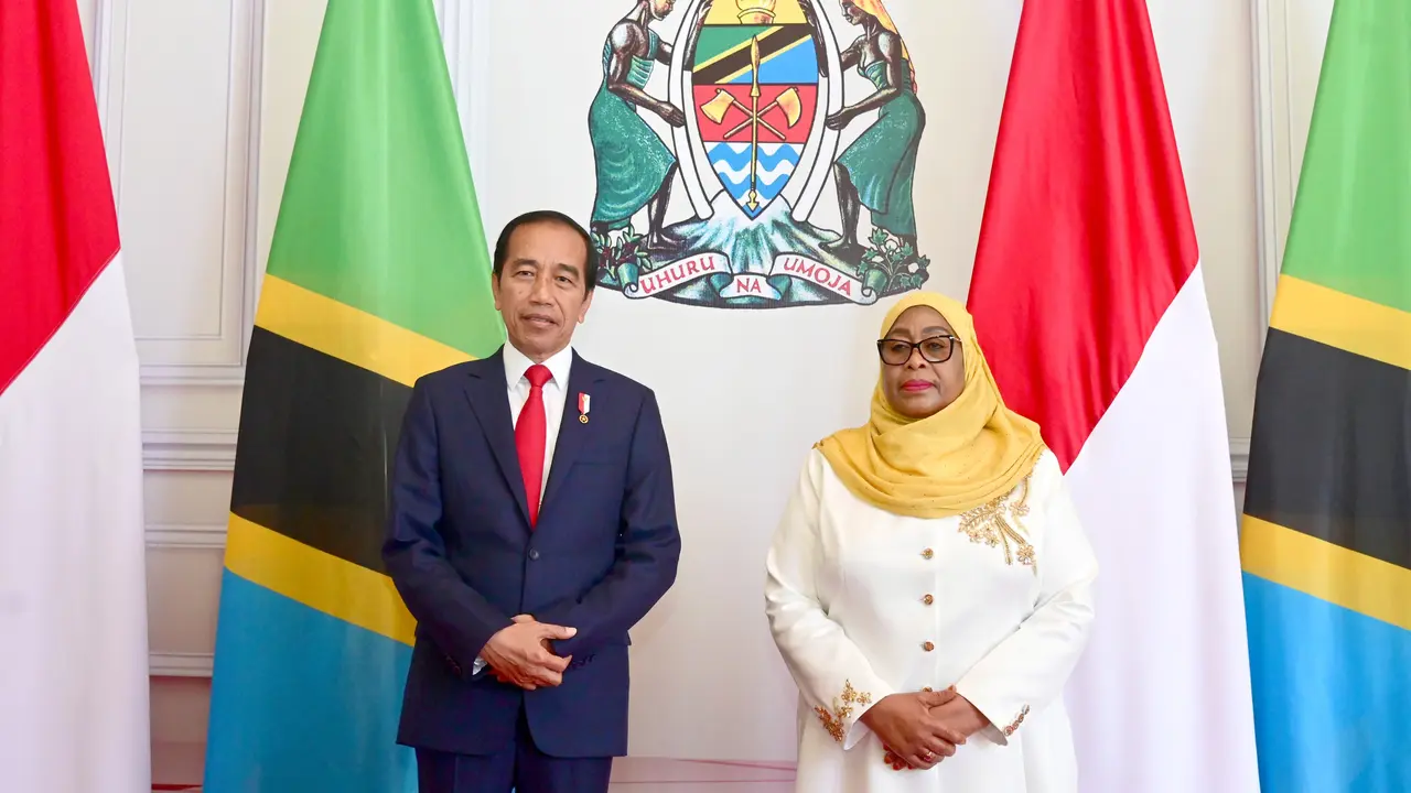 Presiden Joko Widodo atau Jokowi melakukan pertemuan dengan Presiden Republik Persatuan Tanzania Samia Suluhu Hassan du Dar Es Salaam State House, Tanzania.
